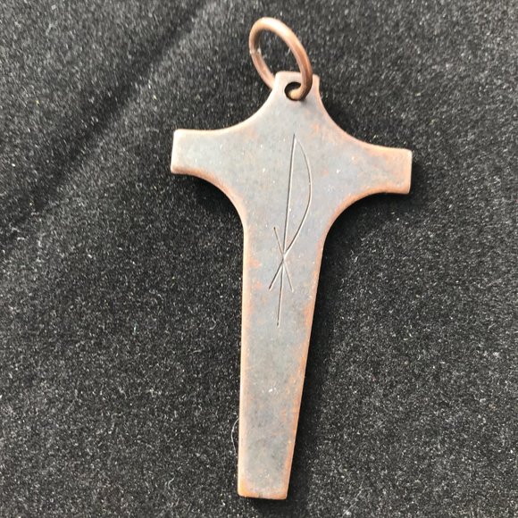 Vintage Metal Cross pendant with Delicate Engraving - Picture 2 of 3